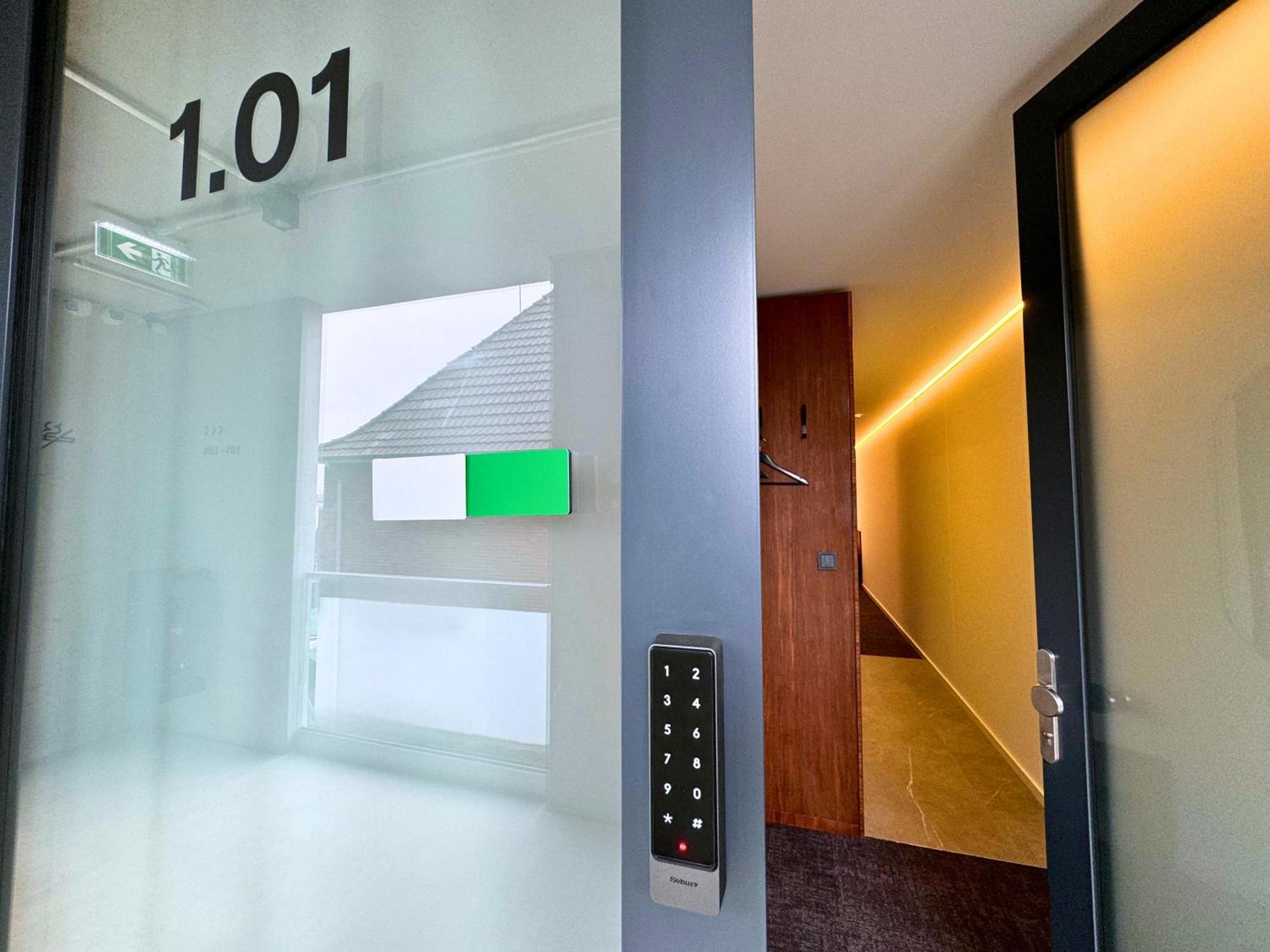 Tin Inn - Hueckelhoven - Das Hotel Aus Hochwertig Ausgebauten Ueberseecontainern Exteriör bild
